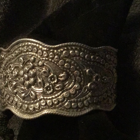 STERLING SILVER STAMPED 925 SCALLOPED EDGE CUFF. - Picture 6 of 9